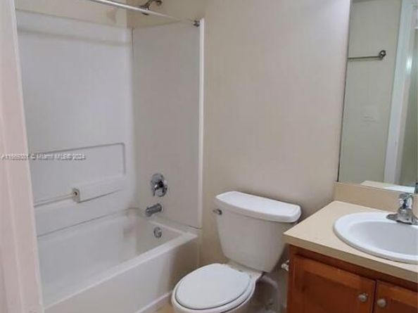 215 Lake Pointe Dr 210, Oakland Park FL 33309