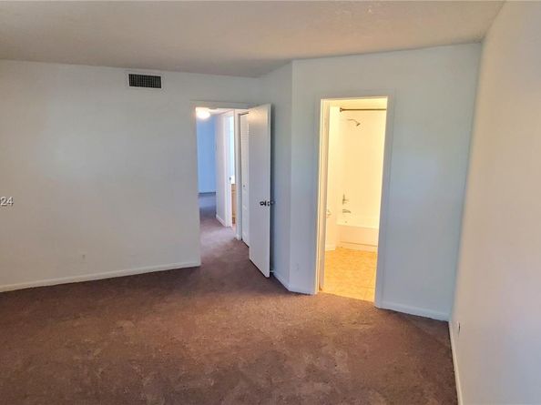 215 Lake Pointe Dr 210, Oakland Park FL 33309