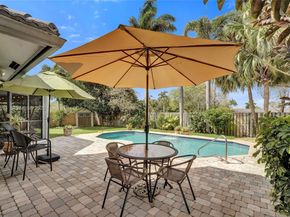1741 W Oak Knoll Cir, Davie FL 33324