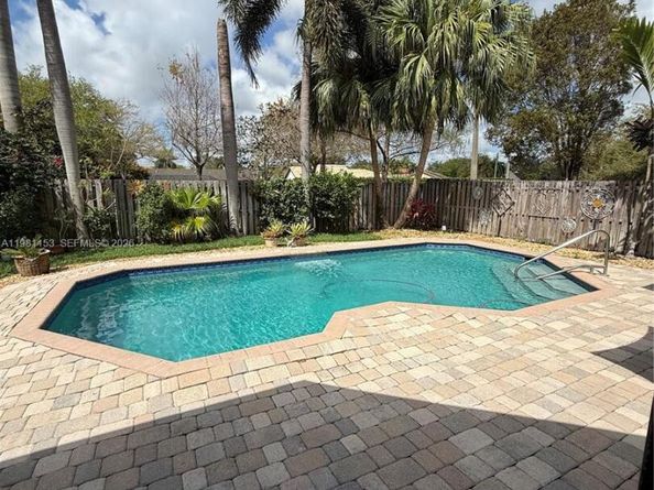 1741 W Oak Knoll Cir, Davie FL 33324