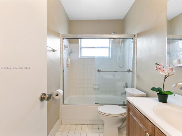 2031 NW 32nd St, Oakland Park FL 33309
