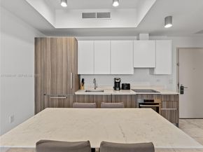 239 SW 9th St 1403, Miami FL 33130