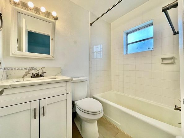 241 SE 9th Ave 207, Pompano Beach FL 33060