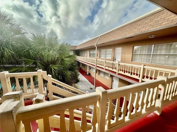 241 SE 9th Ave 207, Pompano Beach FL 33060