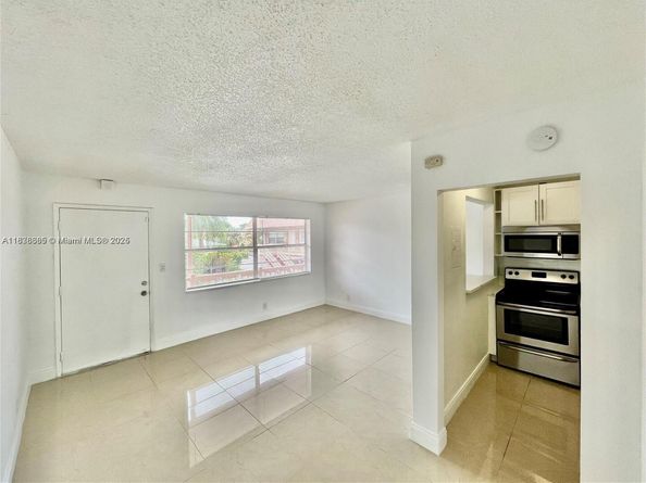 241 SE 9th Ave 207, Pompano Beach FL 33060