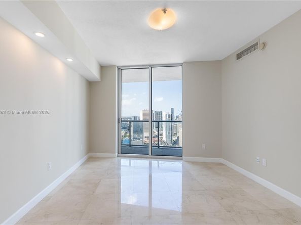 185 SW 7th St 4209, Miami FL 33130