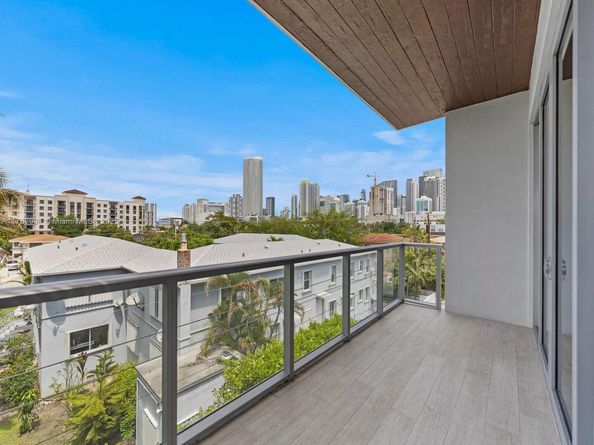 529 SW 11th St 303, Miami FL 33129