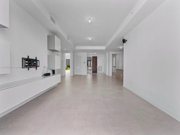 529 SW 11th St 303, Miami FL 33129