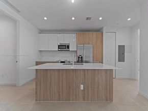 529 SW 11th St 303, Miami FL 33129