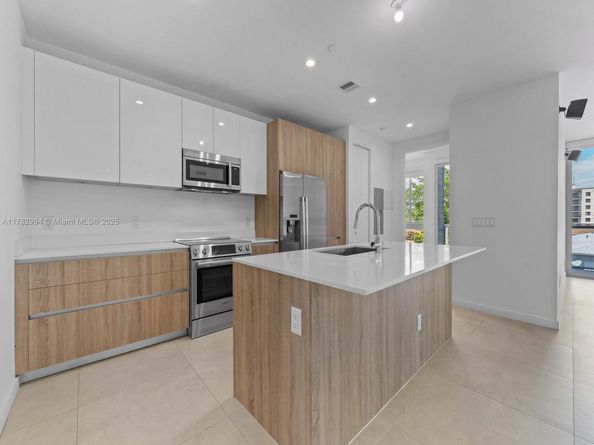 529 SW 11th St 303, Miami FL 33129