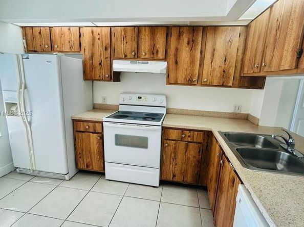 208 Lake Pointe Dr 205, Oakland Park FL 33309