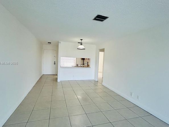 208 Lake Pointe Dr 205, Oakland Park FL 33309