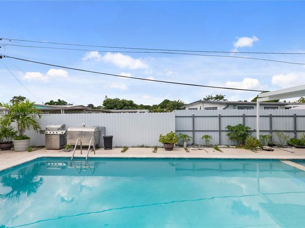 19602 NW 37th Ct, Miami Gardens FL 33055