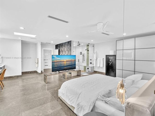 840 S Southlake Dr, Hollywood FL 33019