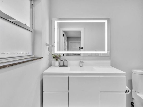 840 S Southlake Dr, Hollywood FL 33019