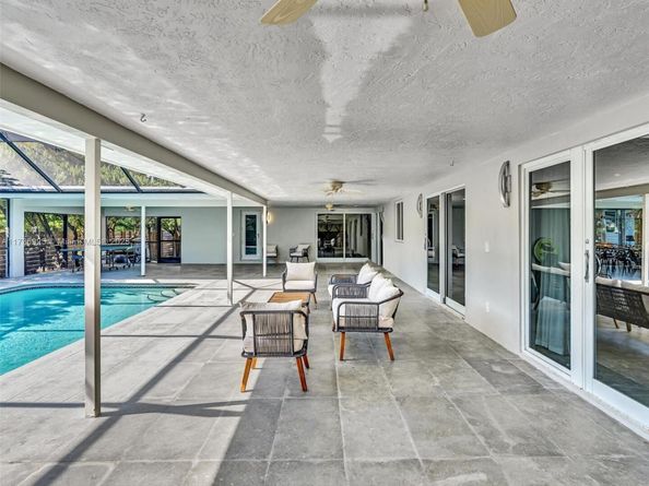 840 S Southlake Dr, Hollywood FL 33019