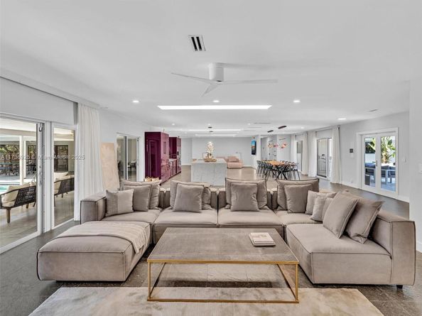 840 S Southlake Dr, Hollywood FL 33019