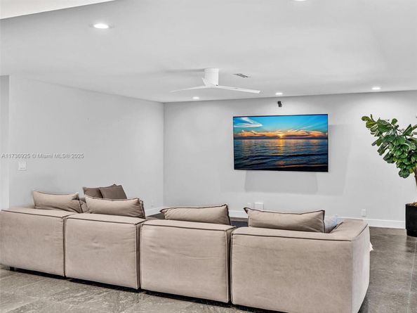 840 S Southlake Dr, Hollywood FL 33019