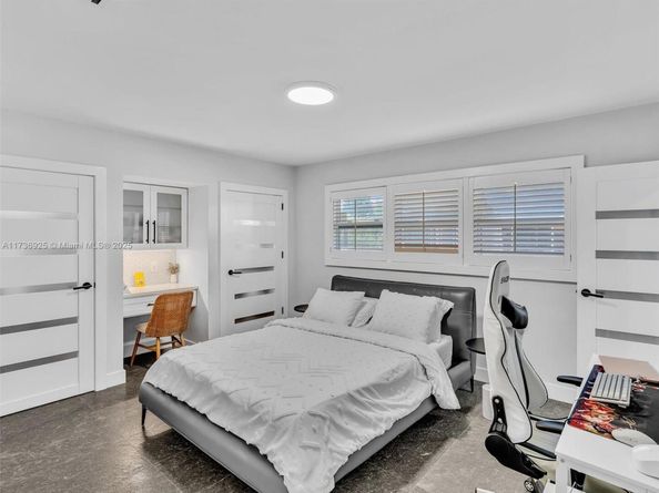 840 S Southlake Dr, Hollywood FL 33019