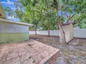 565 NE 160th St, Miami FL 33162