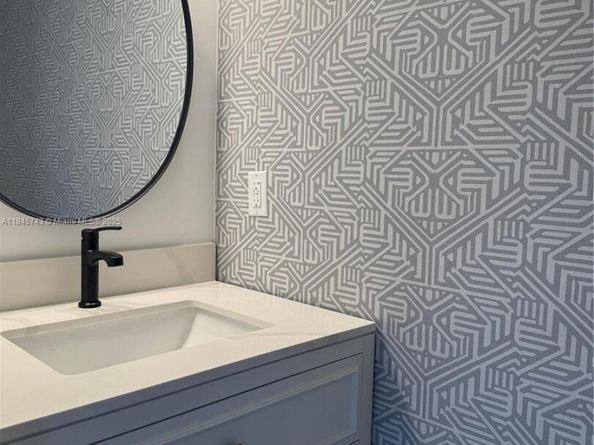 1090 SE 6th Ave, Dania Beach FL 33004