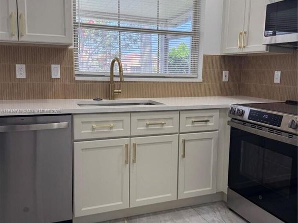 1090 SE 6th Ave, Dania Beach FL 33004