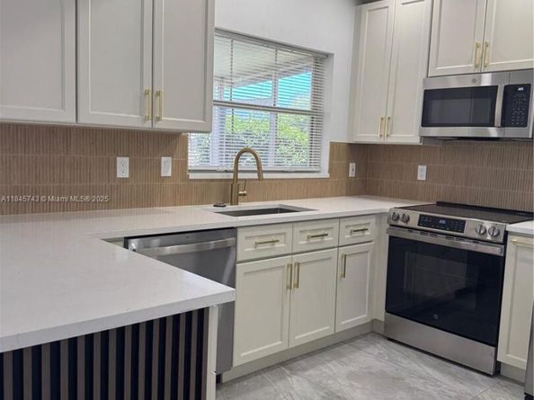 1090 SE 6th Ave, Dania Beach FL 33004