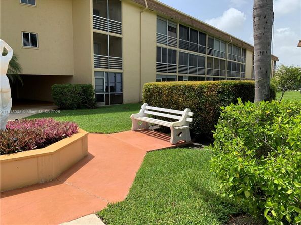 600 Village Green Ct 222, Palm Springs FL 33461