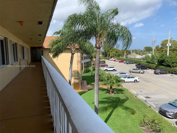 600 Village Green Ct 222, Palm Springs FL 33461
