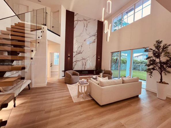 804 Crestview Cir, Weston FL 33327