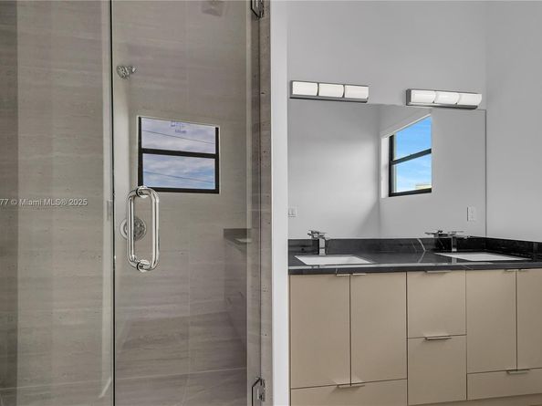 828 NE 14th St, Fort Lauderdale FL 33304