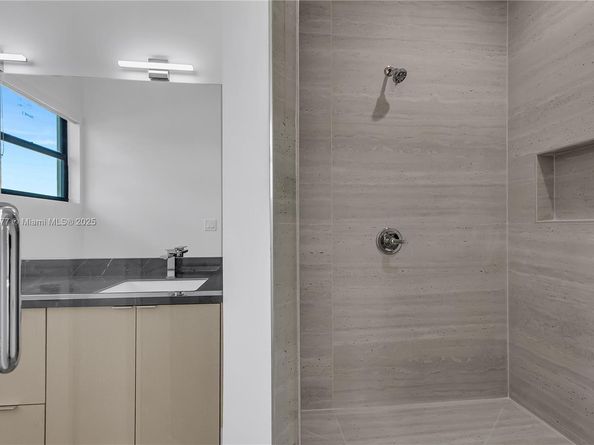 828 NE 14th St, Fort Lauderdale FL 33304