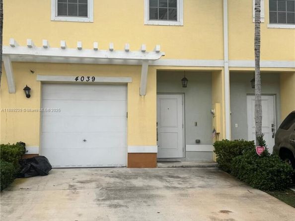 4039 NW 11th St, Lauderhill FL 33313