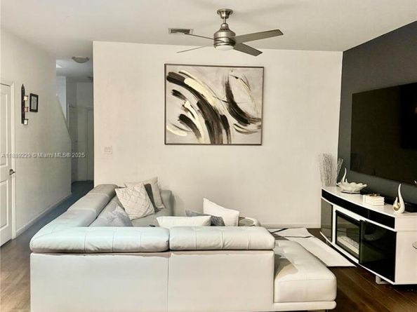 4039 NW 11th St, Lauderhill FL 33313