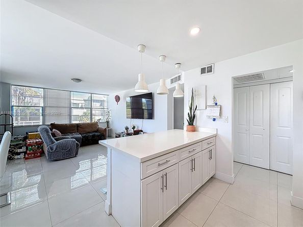 2751 Taft St 304, Hollywood FL 33020