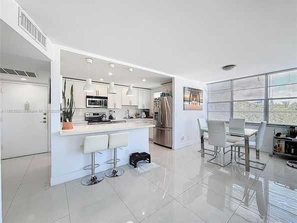 2751 Taft St 304, Hollywood FL 33020