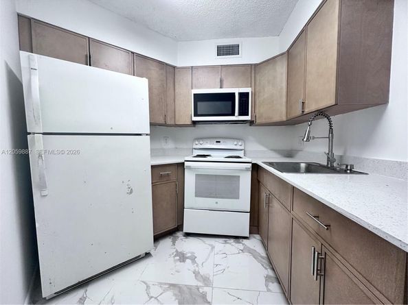 212 Lake Pointe Dr 107, Oakland Park FL 33309