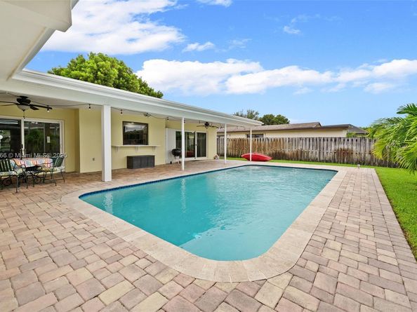 11911 NW 14th Ct, Pembroke Pines FL 33026
