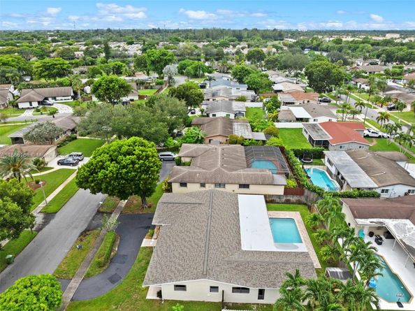 11911 NW 14th Ct, Pembroke Pines FL 33026