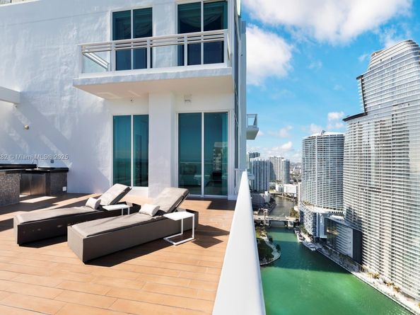 900 Brickell Key Blvd PH3403, Miami FL 33131
