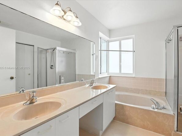 15677 NW 12th Mnr, Pembroke Pines FL 33028