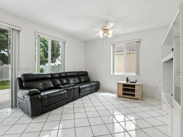 15677 NW 12th Mnr, Pembroke Pines FL 33028
