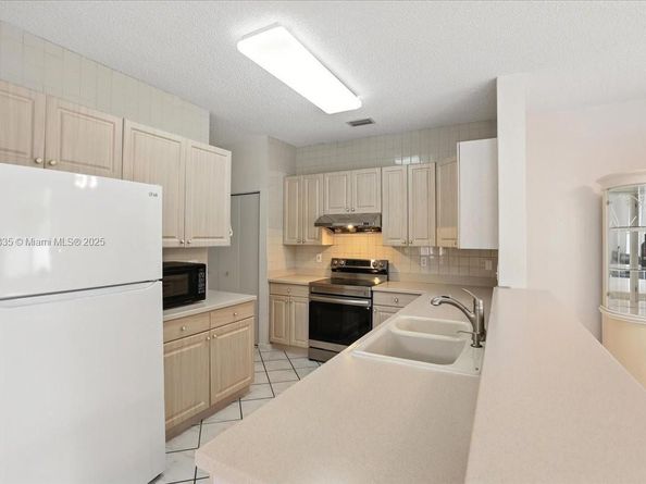 15677 NW 12th Mnr, Pembroke Pines FL 33028