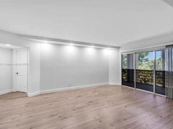 3524 Via Poinciana 302, Lake Worth FL 33467