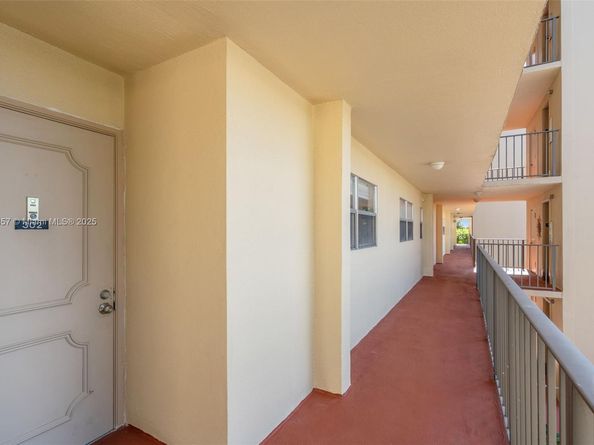 3524 Via Poinciana 302, Lake Worth FL 33467
