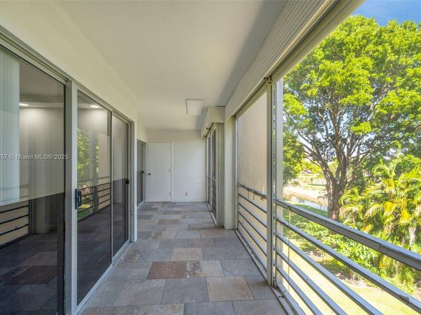 3524 Via Poinciana 302, Lake Worth FL 33467