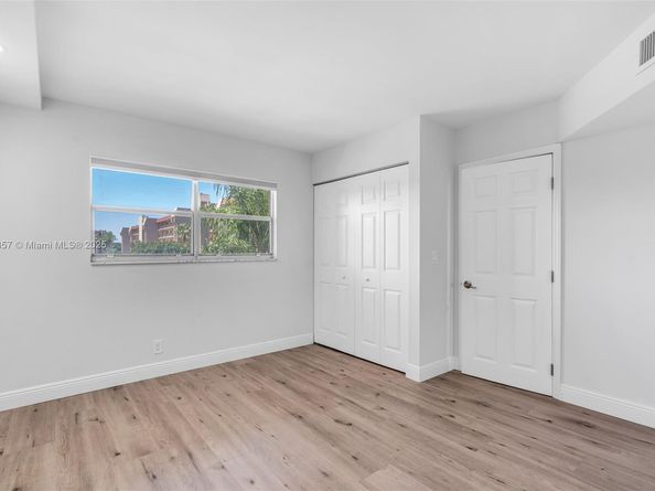3524 Via Poinciana 302, Lake Worth FL 33467