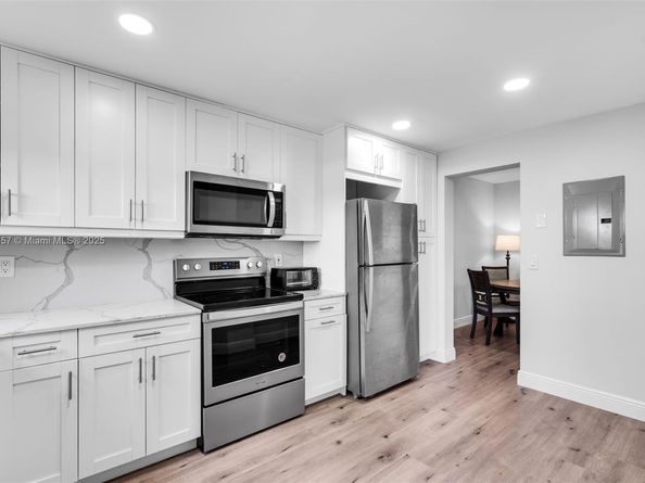 3524 Via Poinciana 302, Lake Worth FL 33467