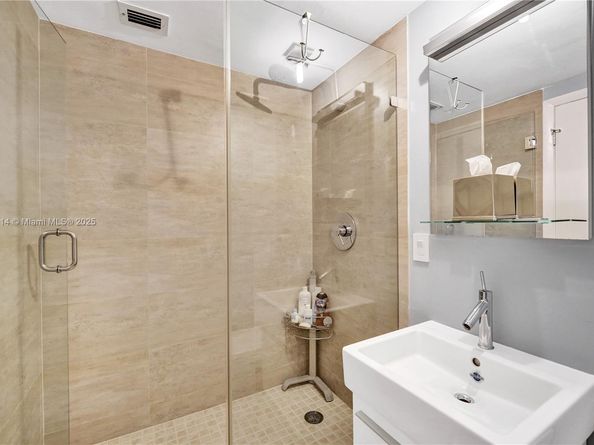 20281 E Country Club Dr 607, Aventura FL 33180