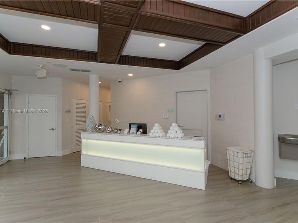 20281 E Country Club Dr 607, Aventura FL 33180